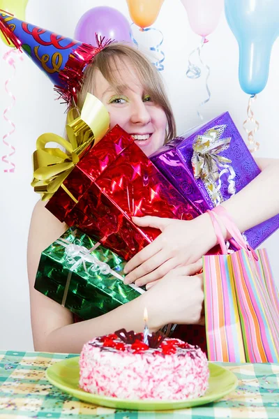 Födelsedag. glad tjej med gåvor — Stockfoto
