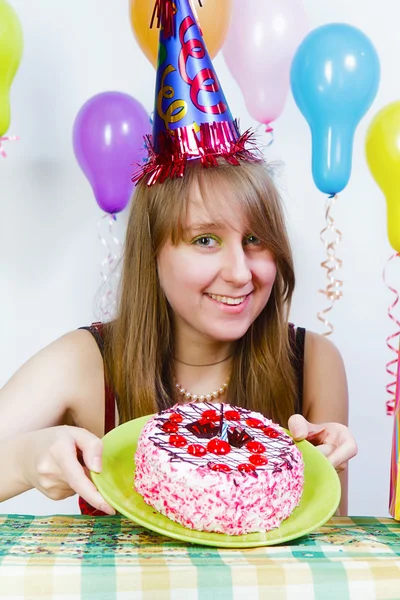 Γενέθλια. μια ελκυστική κοπέλα με κέικ — Φωτογραφία Αρχείου