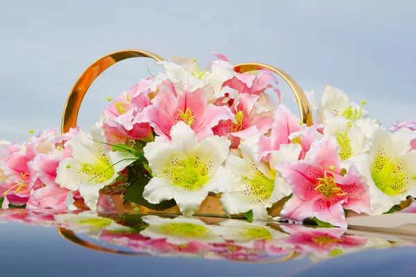 Весілля з квітами і кільцями — стокове фото