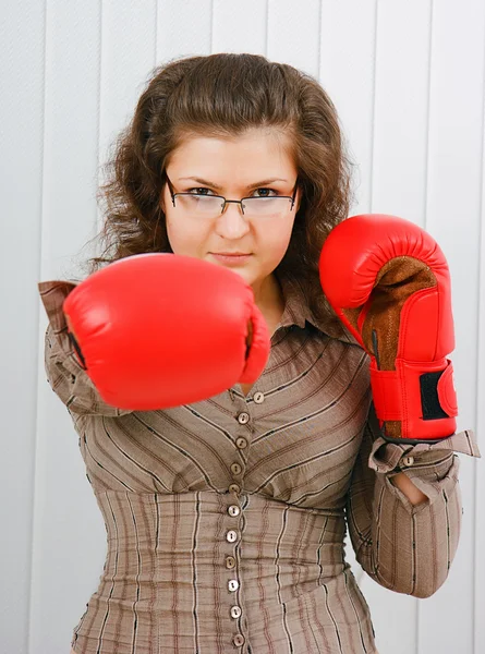 Business woman with boxing gloves — Stock Photo, Image
