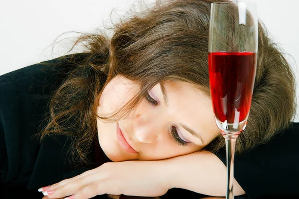 Спящая девушка и бокал вина — стоковое фото