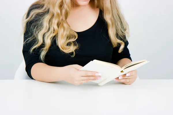 A lány könyvet olvas. — Stock Fotó
