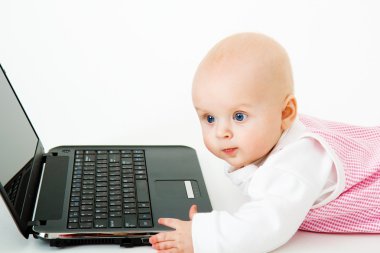 çocuk ile bir dizüstü bilgisayar