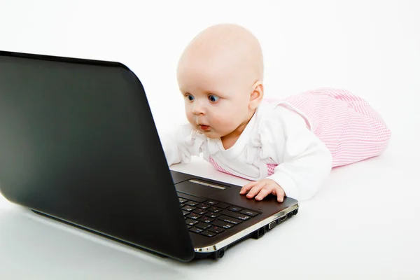 Küçük bir çocuk ile bir laptop — Stok fotoğraf