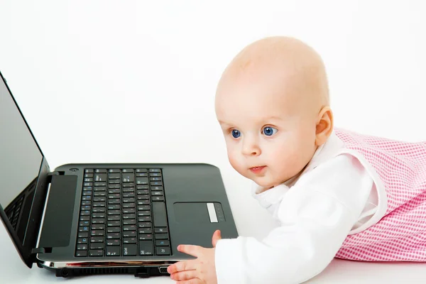 Kid met een laptop — Stockfoto