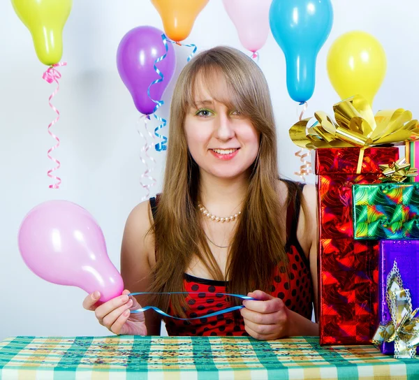 Cumpleaños. Muchacha joven atractiva con regalos — Foto de Stock