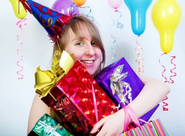 Födelsedag. glad ung flicka med gåvor — Stockfoto