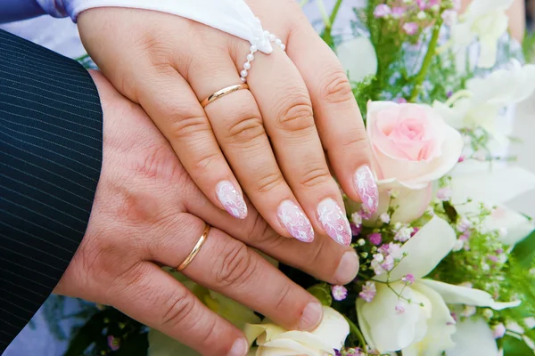 Mãos de recém-casados — Fotografia de Stock