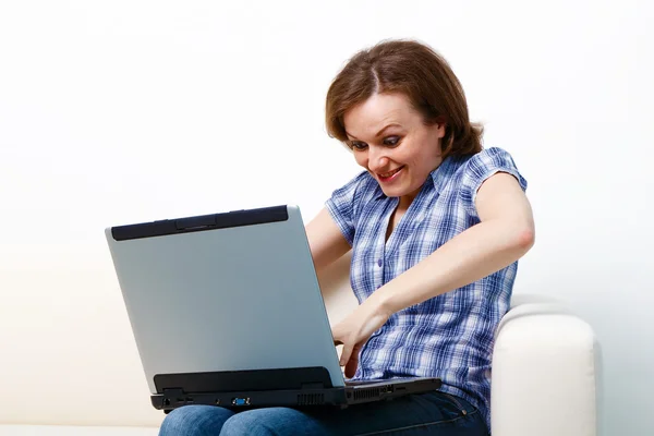 Vicces lány egy laptop — Stock Fotó