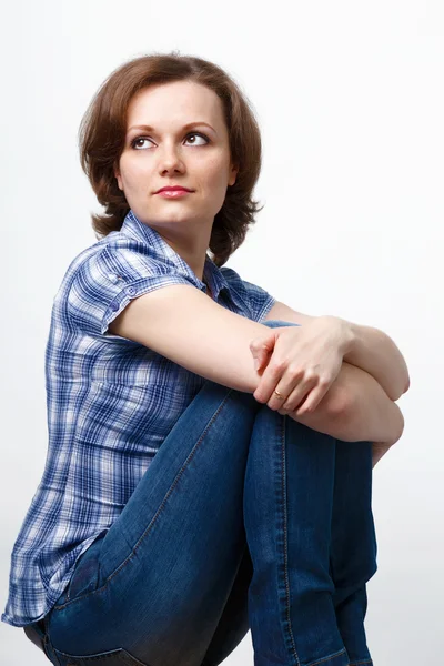 Menina em uma camisa xadrez e jeans — Fotografia de Stock