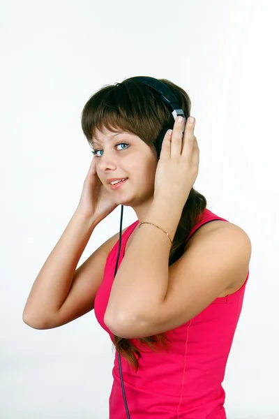 音楽を聴く魅力的な若い女の子 — ストック写真