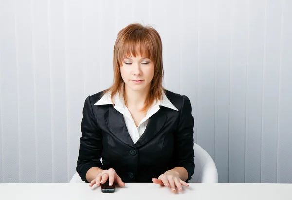 Attraktiva affärskvinna mediterar — Stockfoto