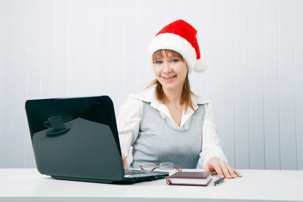 Attraktive Geschäftsfrau mit Weihnachtsmütze — Stockfoto