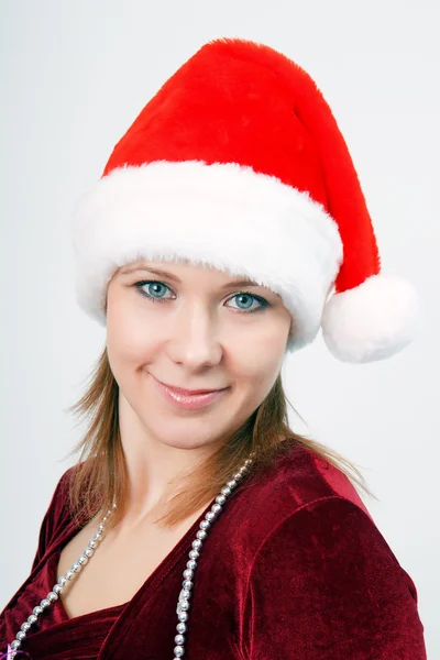 Attraente giovane donna un cappello di Natale — Foto Stock
