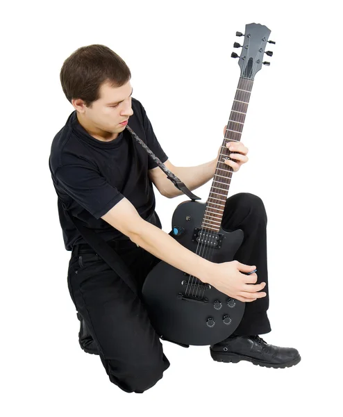 Jeune chanteuse, vêtue de noir avec une guitare électrique — Photo