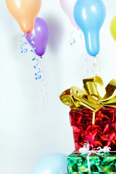 Подарки и воздушные шары — стоковое фото