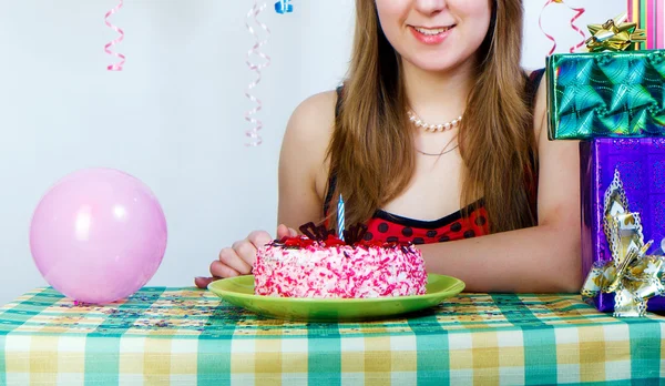 Geburtstag. das Mädchen mit dem Kuchen — Stockfoto