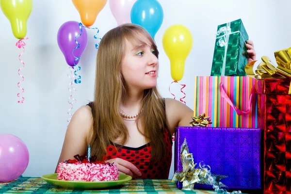 Compleanno. Una giovane ragazza attraente con un regalo — Foto Stock