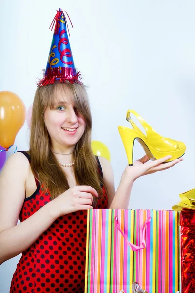 Geburtstag. glückliches attraktives Mädchen — Stockfoto