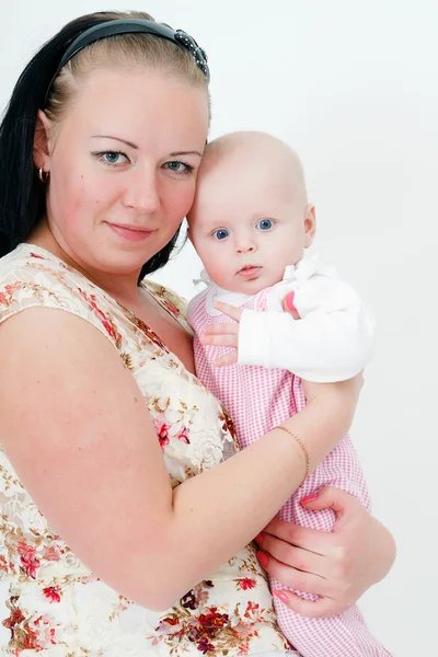 Mujer joven con un bebé — Foto de Stock