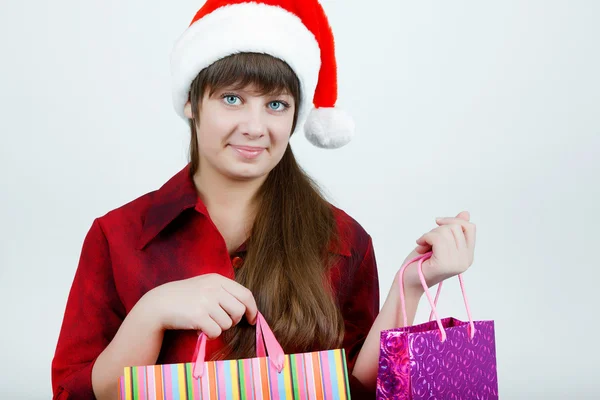 Een meisje in een kerstmuts — Stockfoto