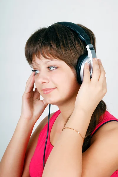 Tonårig flicka lyssna på musik i hörlurar — Stockfoto