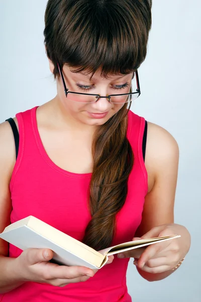 Teen flicka med bok — Stockfoto