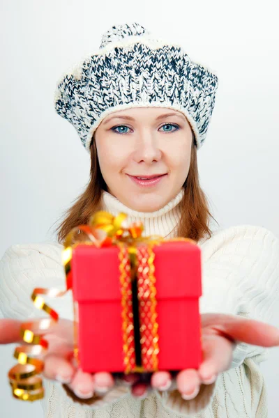 Aantrekkelijk meisje geeft een gewikkeld geschenk — Stockfoto