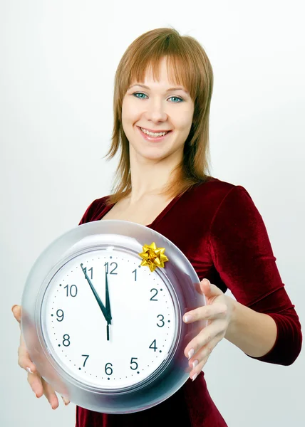 Aantrekkelijk meisje met een klok — Stockfoto