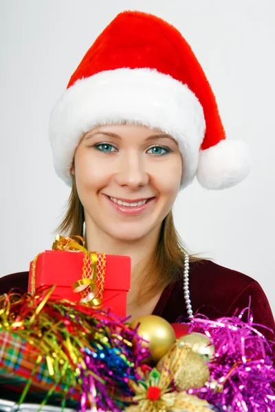 Portret aantrekkelijke jonge vrouw met kerstversiering — Stockfoto