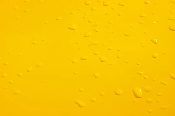 Gotas de lluvia sobre el metal amarillo — Foto de Stock