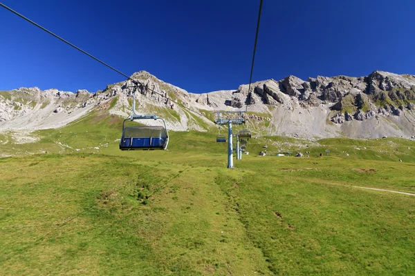Alpine Landschaft mit Sessellift — Stockfoto