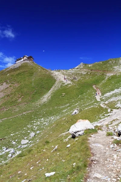 Альпийская хижина в Доломитах — стоковое фото