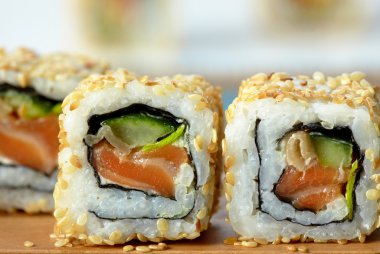 somon ve susam ile salatalık Sushi