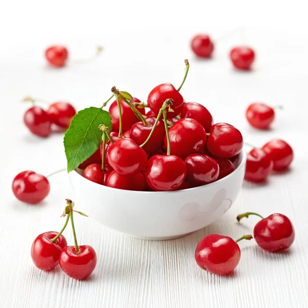 Свіжі червоні вишні в білій мисці — стокове фото