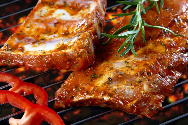 Ruwe varkensribbetjes op grill — Stockfoto