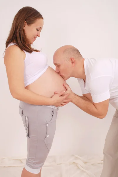 Manžel líbá břicho těhotné ženy — Stock fotografie