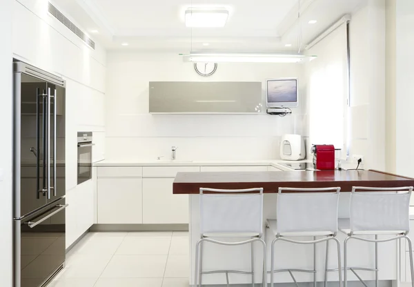 Nova cozinha em uma casa moderna — Fotografia de Stock
