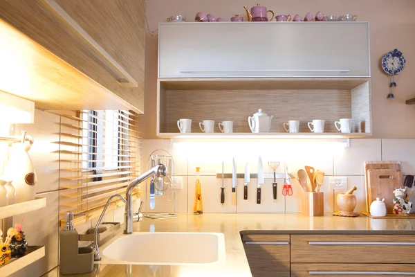 現代の家の中の新しいキッチン — ストック写真