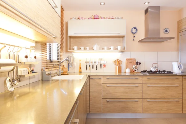Nueva cocina en una casa moderna — Foto de Stock