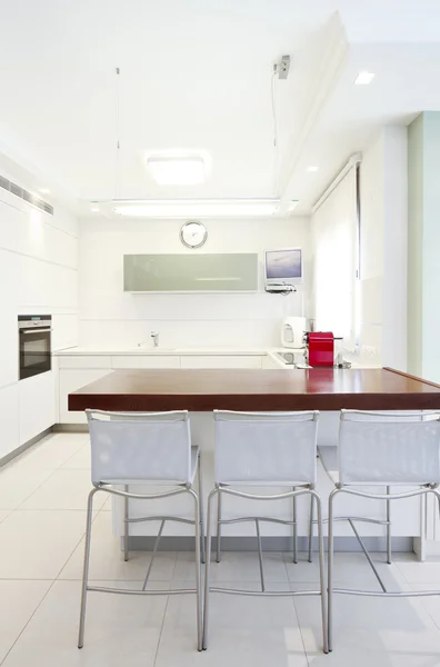 Nova cozinha em uma casa moderna Fotos De Bancos De Imagens