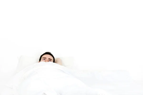 Egy ágyban a fiatalember egyedül — Stock Fotó