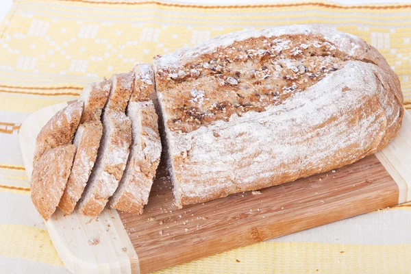 Ψωμί στην ξύλινη σανίδα — Φωτογραφία Αρχείου