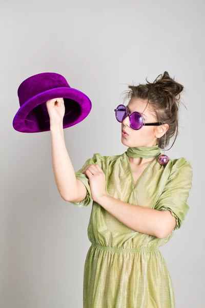 Vrolijk meisje met hoed in de hand — Stockfoto