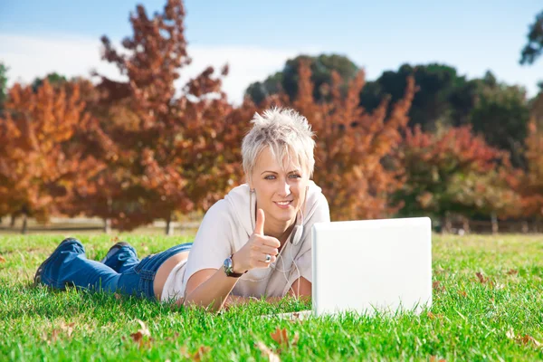 Mosolygó lány használ laptop szabadban — Stock Fotó