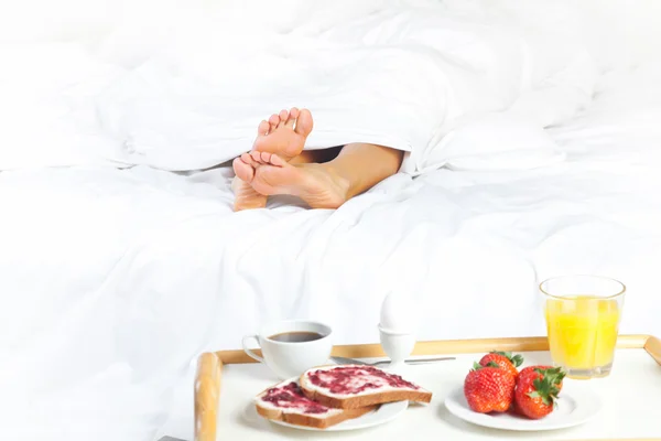 Woman's legs under the blanket — Stock Photo, Image