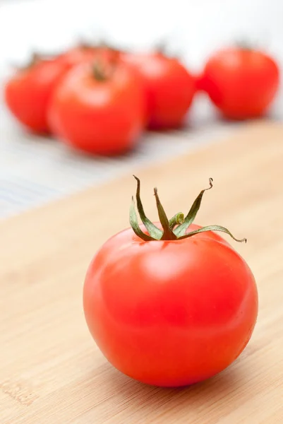 stock image Fresh ripe tomatoes on an chopping board