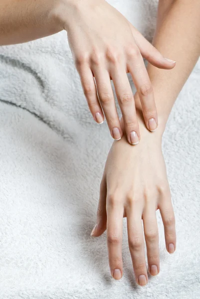 Masaż dłoni kobiecej na białym obrusem — Zdjęcie stockowe