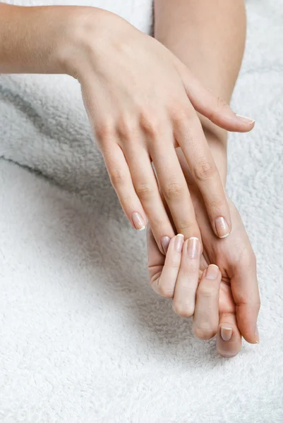 Masaż dłoni kobiecej na białym obrusem — Zdjęcie stockowe
