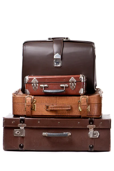 Старые чемоданы изолированы на белом фоне — стоковое фото